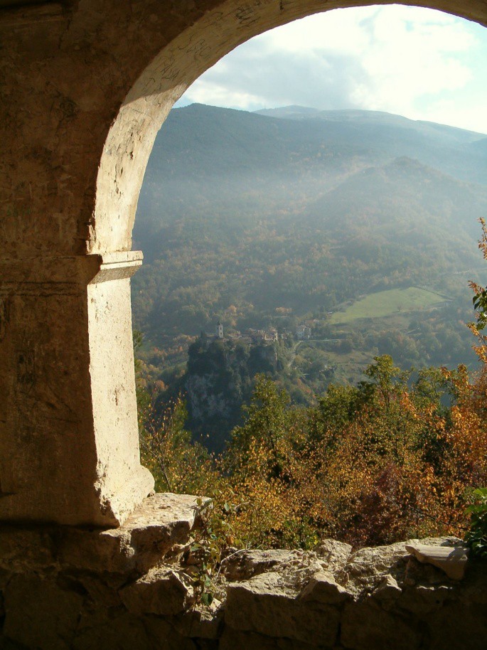 Veduta su Castel Trosino da San Giorgio, foto di Mauro Orsini