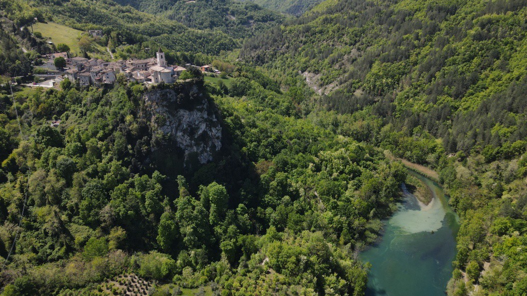 Castel Trosino e il fiume Castellano