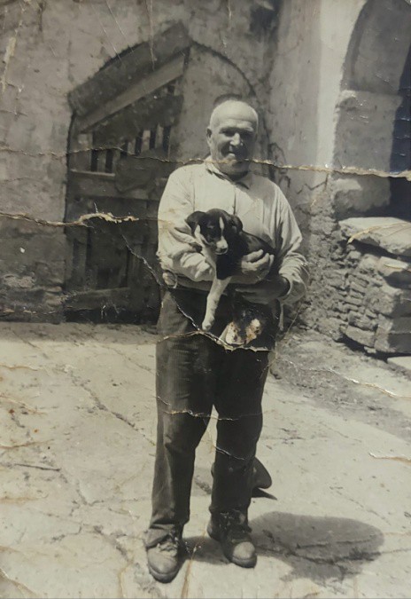 Emidio Tassi (Trentadue) con il cane Fufi