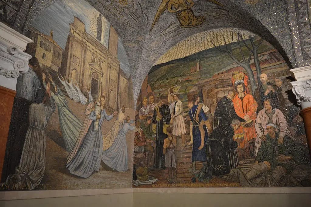 A sinistra: mosaico raffigurante il terremoto del 3 ottobre 1943. Cripta di Sant’Emidio, Duomo di Ascoli Piceno