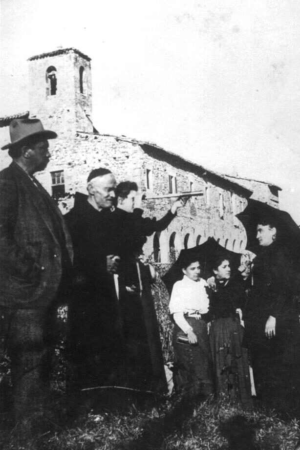 Padre Sante Scaramucci che accoglie delle gentildonne in visita al convento