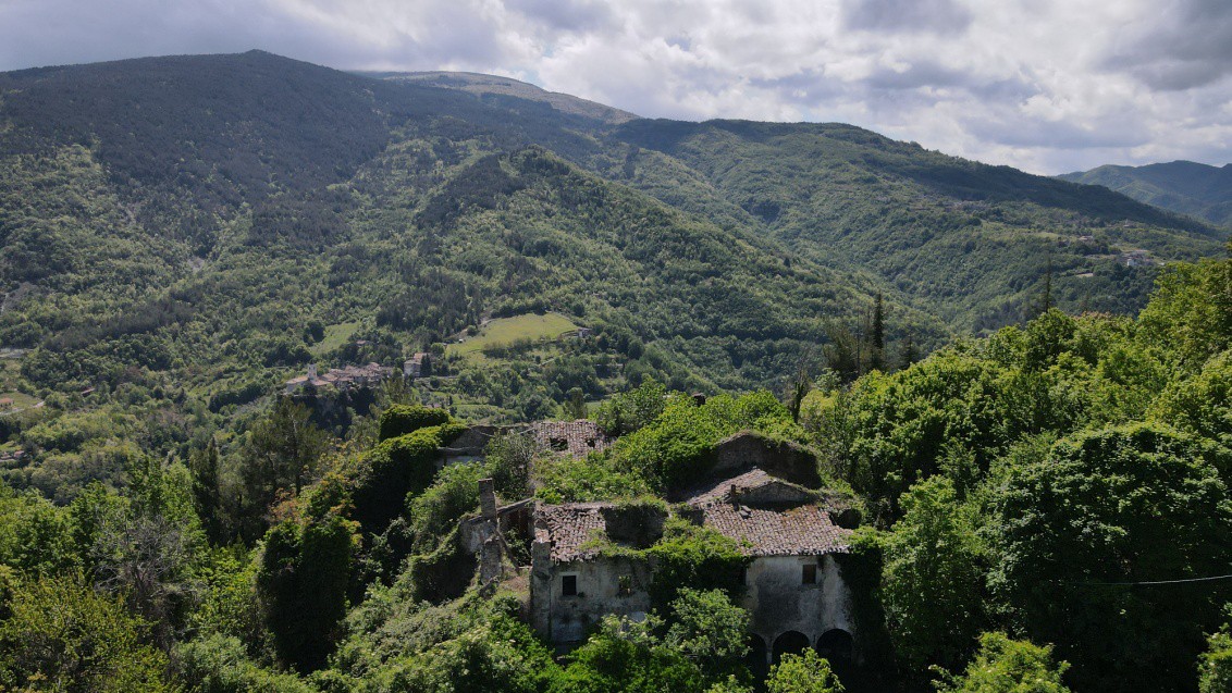 San Giorgio e poco dietro Castel Trosino, sullo sfondo la Montagna dei Fiori